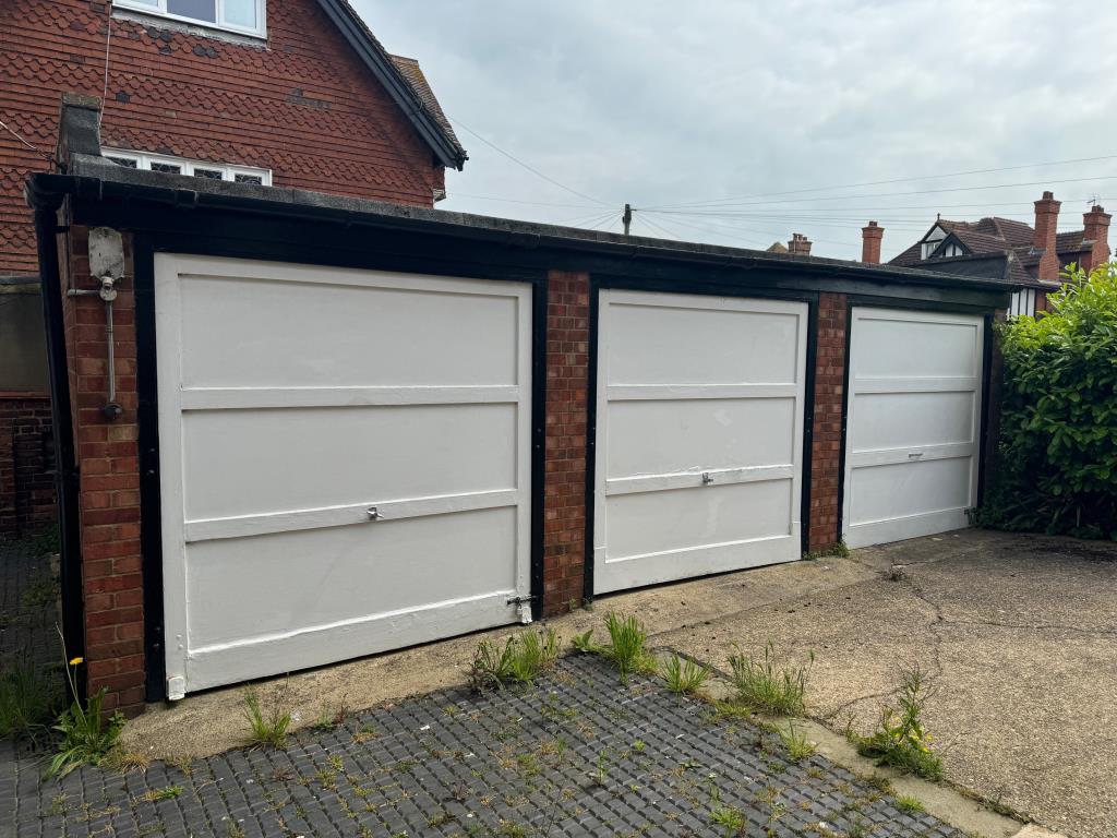 Lot: 74 - HEAD LEASEHOLD INVESTMENT - BLOCK OF FIVE FLATS, THREE-BEDROOM COTTAGE AND THREE GARAGES - The three garages